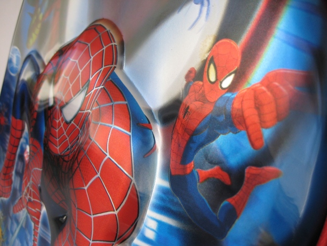 объемное изображение человека паука на фасаде рюкзака
