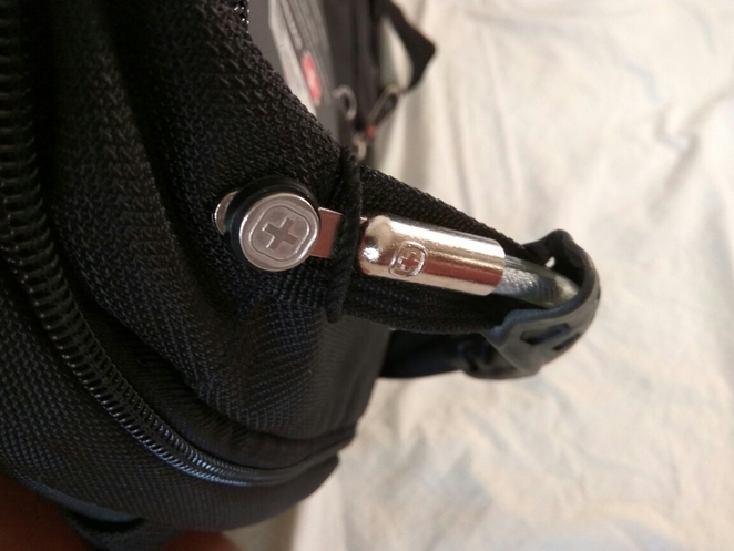 логотип SwissGear на ручках из заклепках рюкзака